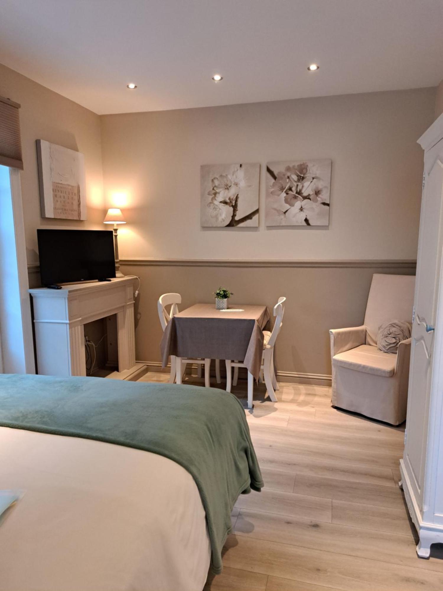 Casa-Cosi, Tourist & Business Suites & Flats With Reserved Parking And Private Terraces In Shared Garden With Seasonal Pool Included, Private Sauna Available Lokeren Luaran gambar